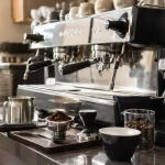 Jak zostać baristą w Polsce? Kursy, umiejętności, zarobki i ścieżka kariery w 2026 roku