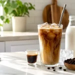 Jak zrobić kawę mrożoną w domu? Przepis na lato, iced latte, iced americano i cold brew
