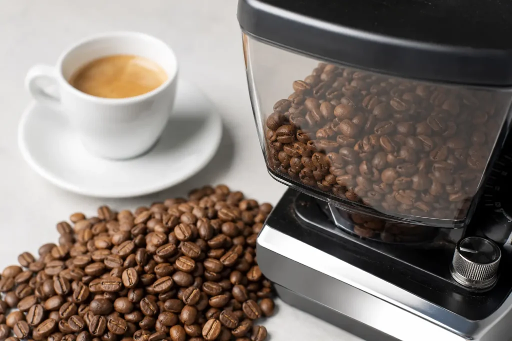 matowe ziarna średniego palenia, pojemnik ekspresu automatycznego, filiżanka espresso bez tekstu na obrazie