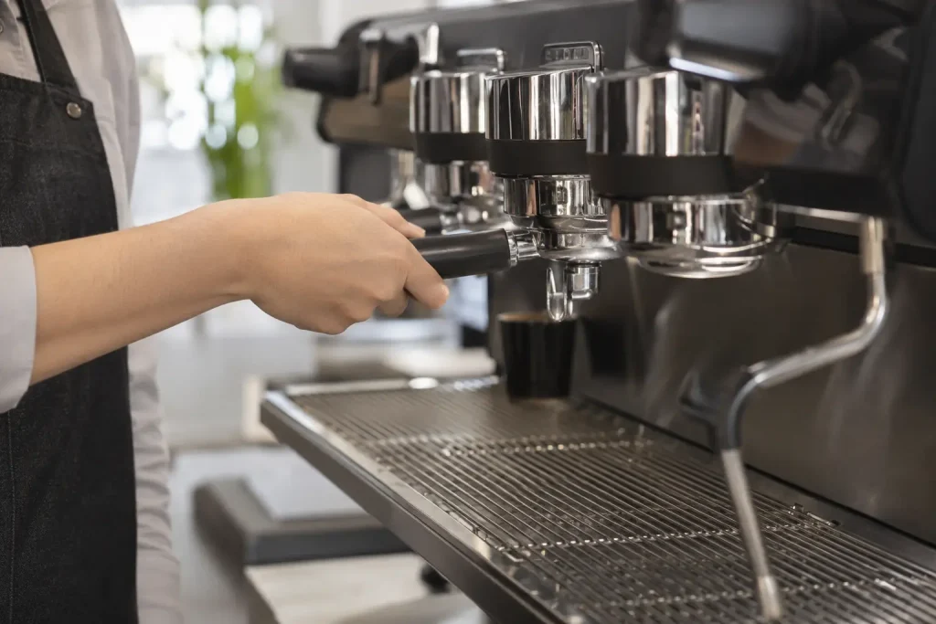 Barista przygotowujący espresso na wielogrupowym ekspresie profesjonalnym