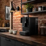 Strefa kawowa w stylu loft — jak urządzić industrialny kącik z cegłą, metalem i drewnem?