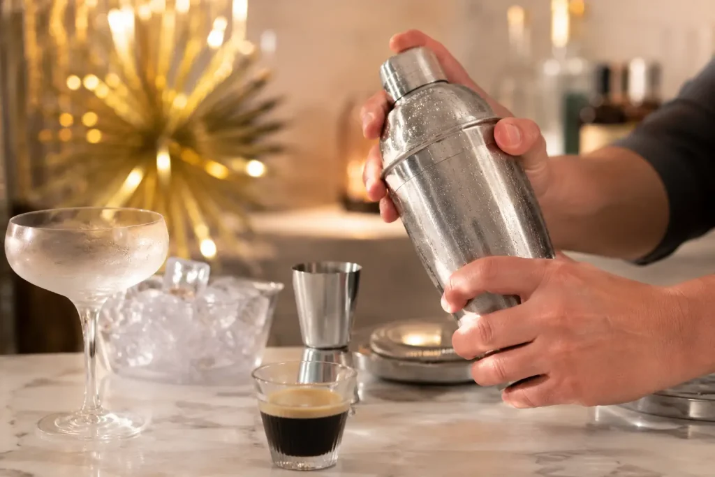 espresso martini i Irish coffee podane na sylwestrowym stole